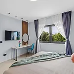 Alex Luxury 1 *