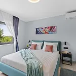 Alex Luxury 1 *