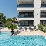 Alex Luxury 1 *