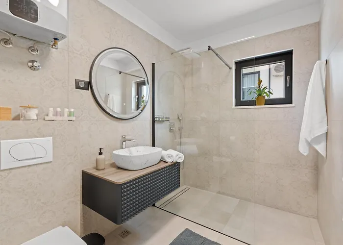Alex Luxury 1