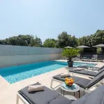Alex Luxury 1 *