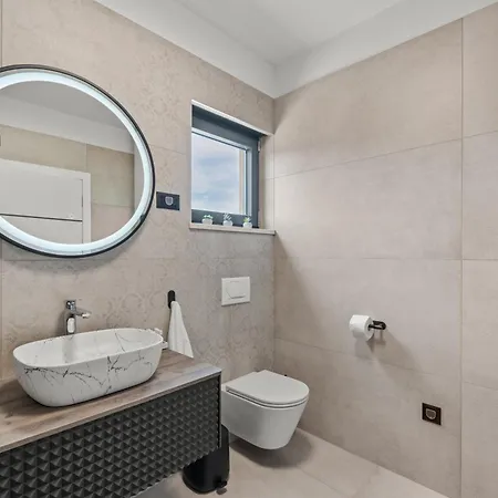 Alex Luxury 1