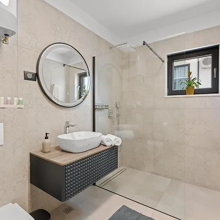 Alex Luxury 1