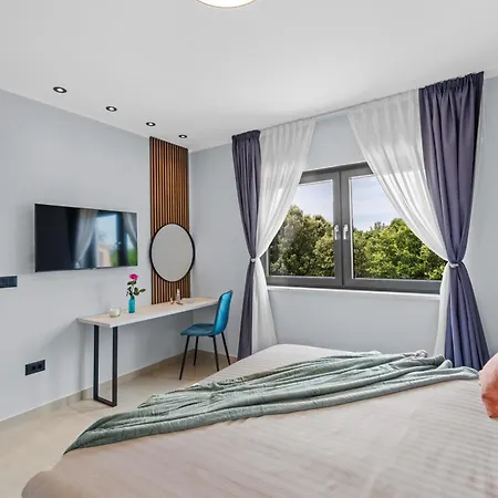 Alex Luxury 1 *
