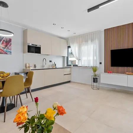 Alex Luxury 1