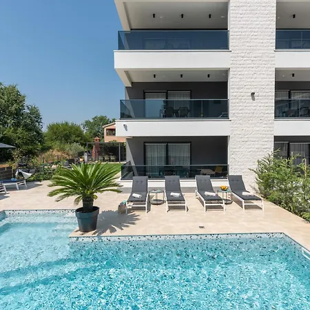 Alex Luxury 1 *