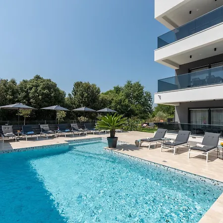 Alex Luxury 1