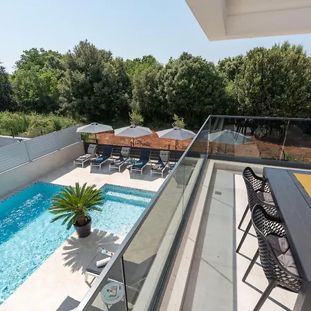 Alex Luxury 1