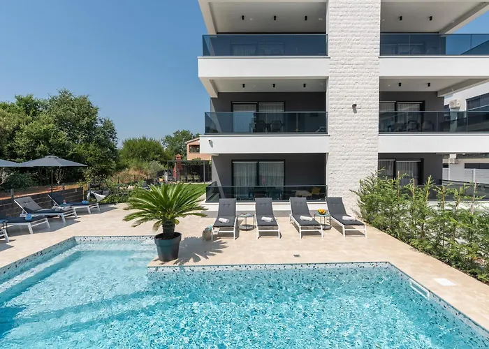 Alex Luxury 1 *