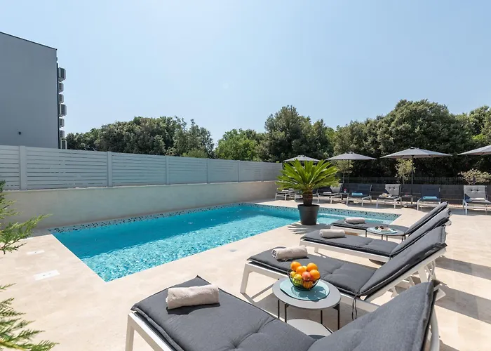 Alex Luxury 1 *